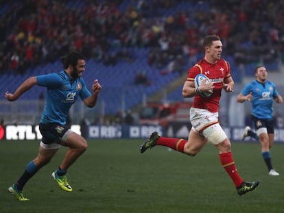 George North, de Gales, se escapa de Luke McLean