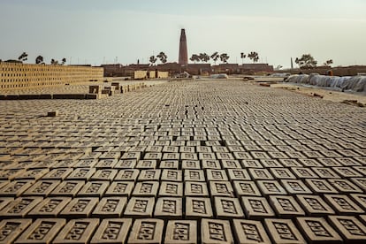 Cientos de ladrillos se secan al sol en un horno de la fábrica de Biratnagar. Los bloques de arcilla constituyen el material de construcción principal en Nepal. En los últimos años, esta industria ha experimentado un auge y se ha convertido en una fuente de ingresos para muchas familias y niños pequeños como consecuencia del terremoto del 2015 y de la pandemia de covid-19.