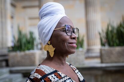 Cha Dorina Hernández lleva aretes con la forma del continente africano, en el edificio del Congreso, el 15 de noviembre de 2022.