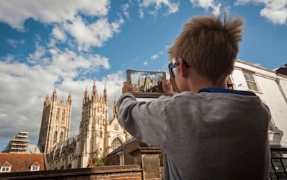 Un niño fotografía la Catedral de Canterbury, en el condado de Kent (Reino Unido), con una tableta.