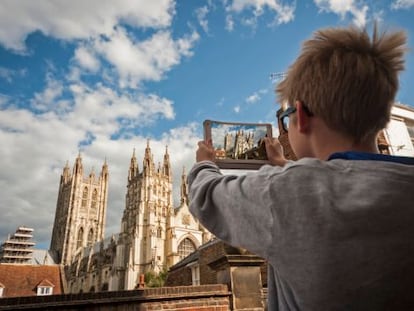 Un niño fotografía la Catedral de Canterbury, en el condado de Kent (Reino Unido), con una tableta.