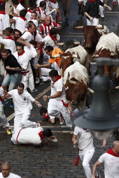 La manada de la ganadería de José Escolar Gil durante el tercer encierro de San Fermín 2016.