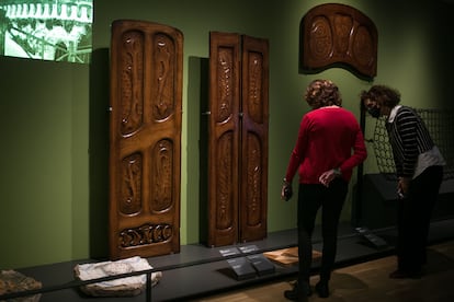 Dos de las puertas de Gaudí para la Casa Batlló que se pueden ver en la exposición del Museo del Diseño.
