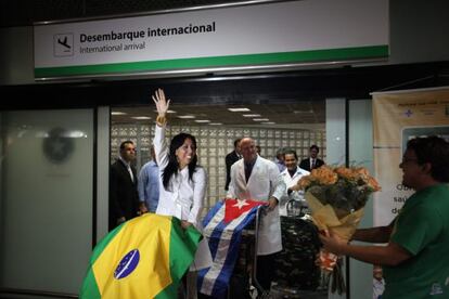 La médica cubana Yaisel Perea (i) es recibida por manifestantes que apoyan la llegada de doctores de Cuba a Brasil.