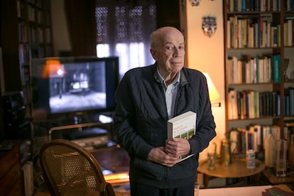 Enrique González Duro, con un ejemplar de "Historia de la locura en España", en su domicilio de Madrid el 21 de diciembre.