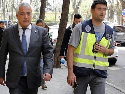 El presidente de Ausbanc, Luis Pineda, en el centro.