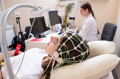 Una mujer es sometida a una encefalografía para registrar su actividad cerebral.
