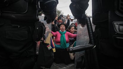 Un grupo de mujeres indígenas se enfrentan a la policía antidisturbios. 