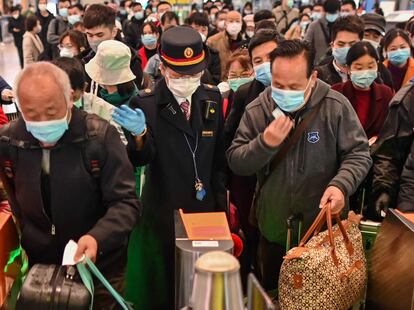 Viajeros abordan un tren con parada en Wuhan, este sábado en Shanghái.