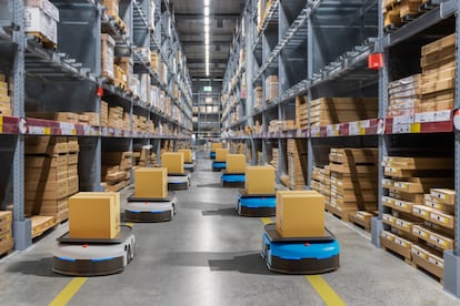Entrega mediante robot autónomo en almacenes con conexión inalámbrica 5G.