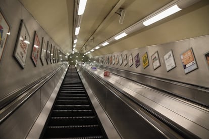 Una escalera mecánica vacía en la estación de metro de Oxford Street durante la huelga de los trabajadores del suburbano en Londres.