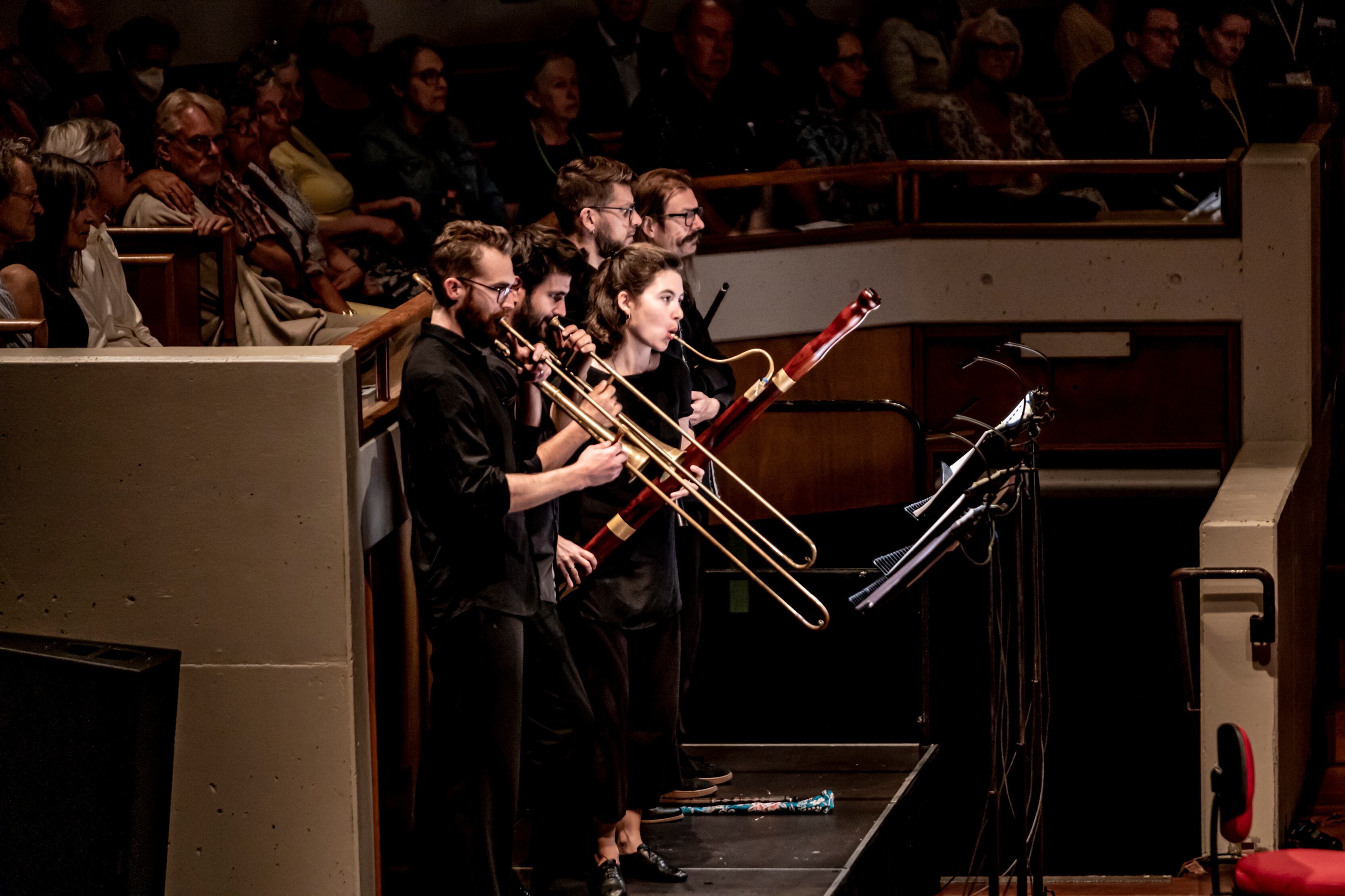 Cinco de los instrumentistas de viento (trombones, fagot y cornetas) del Ensemble Correspondances durante su modélico concierto del sábado en el Vredenburg de Utrecht.