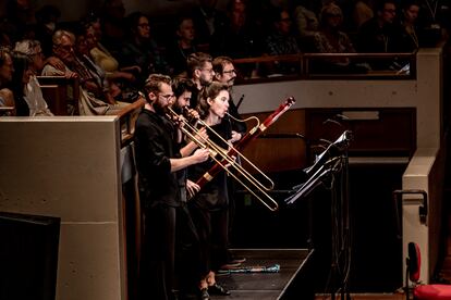 Cinco de los instrumentistas de viento (trombones, fagot y cornetas) del Ensemble Correspondances durante su modélico concierto del sábado en el Vredenburg de Utrecht.