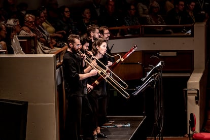 Cinco de los instrumentistas de viento (trombones, fagot y cornetas) del Ensemble Correspondances durante su modélico concierto del sábado en el Vredenburg de Utrecht.