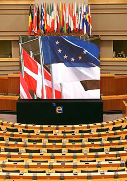 Sede del Parlamento Europeo con las banderas de los 25 miembros.