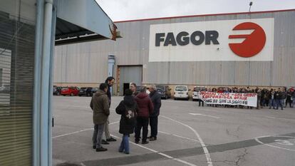 Trabajadores de Fagor se concentran ante la sede la cooperativa en Mondragón.