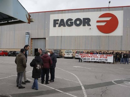 Trabajadores de Fagor se concentran ante la sede la cooperativa en Mondragón.