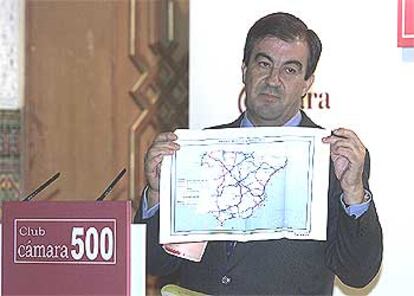 El ministro de Fomento, Francisco Álvarez-Cascos, durante una conferencia ayer en Sevilla.