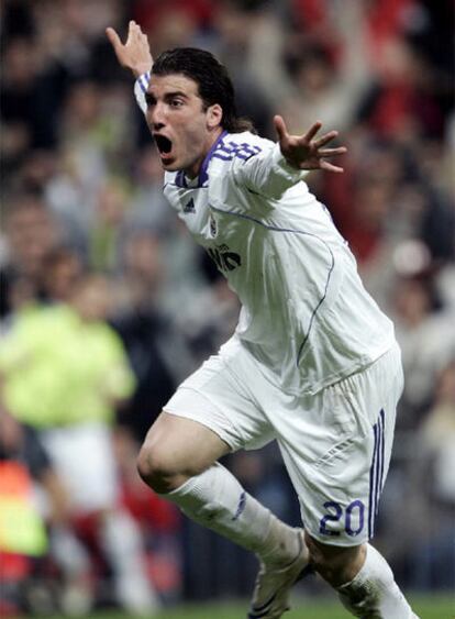 Higuaín celebra su gol al Sevilla.