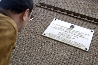 Placa conmemorativa en la antigua cárcel de Torrijos en Madrid (en la calle Conde de Peñalver, 53) donde Miguel Hernández compuso su poema 'Nanas de la cebolla'.