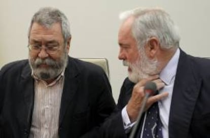 El ministro de Agricultura, Alimentación y Medio Ambiente, Miguel Arias Cañete (d), y el secretario general de la Unión General de Trabajadores (UGT), Cándido Méndez, durante el acto de presentación del anuario de UPA hoy en Madrid.