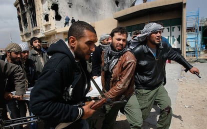 Rebeldes evacuan a un compañero herido durante el asalto a la posición de fuerzas leales a Gadafi en la ciudad de Misrata.