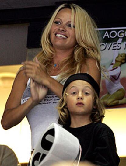Pamela Anderson y su hijo animaron en la elección de los gimnastas de EE UU para los Juegos de Atenas.
