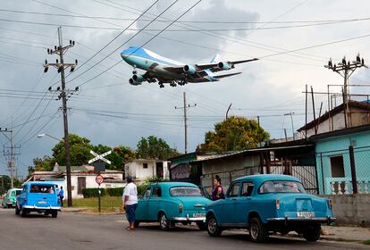 El avión del presidente de los Estados Unidos, Barack Obama, el Air Force, sobrevuela el cielo de La Habana durante la primera visita oficial del presidente norteamericano a Cuba, el 20 de marzo de 2016.