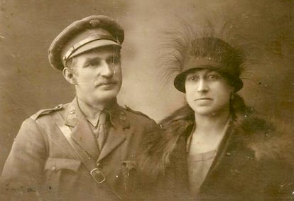 El coronel Carlos Redondo y su esposa, Adelina Ávila. Imagen incluida en el libro 'Los ocho de Vernet'.