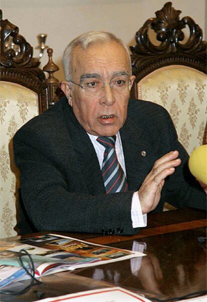 El presidente de la Diputación Provincial de Lugo, Francisco Cacharro, durante la rueda de prensa de hoy.