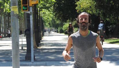 Un corredor en una de las aceras de la avenida Diagonal.