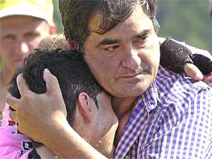 Manolo Saiz abraza a Joseba Beloki, que acaba de sufrir una caída y debe abandonar el Tour.