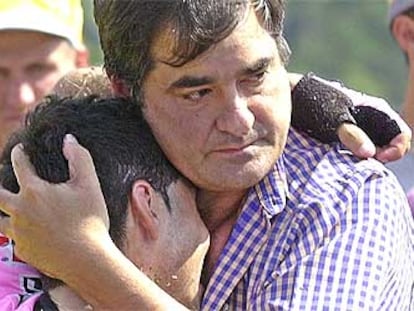 Manolo Saiz abraza a Joseba Beloki, que acaba de sufrir una caída y debe abandonar el Tour.