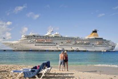 Dos viajeros mayores frente a un crucero en las Islas Turcas y Caicos, al norte de República Dominicana.