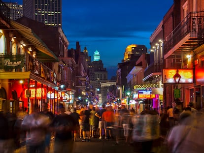 Viandantes paseando por la calle de Bourbon, repleta de bares y clubs en Nueva Orleans .