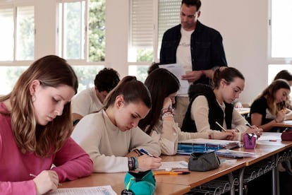 El profesor Michael Artiles con sus alumnos de segundo de Bachillerato durante un ejercicio de 'listening' (comprensión auditiva), este viernes en el instituto Sant Vicent Ferrer de Algemesí, Valencia.