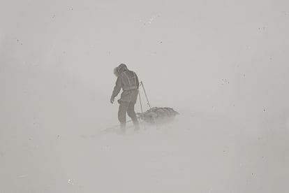 La exploración polar es uno de los hitos en la historia de los descubrimientos. En la foto, Kåre Aarset, el ficticio explorador protagonista de 'Eolionimia', proyecto fotográfico de Javier Vallhonrat.