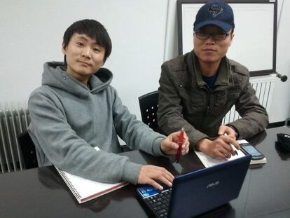 Hwang Chol (derecha) y Lee Chung-hyuk, en Seúl.