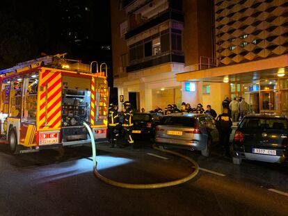 Uno de los camiones de bomberos que acudió al incendio en la noche de este miércoles