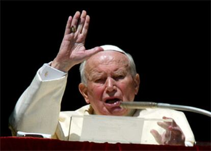 Juan Pablo II, ayer, asomado a una ventana del Palacio Pontificio en Ciudad del Vaticano.