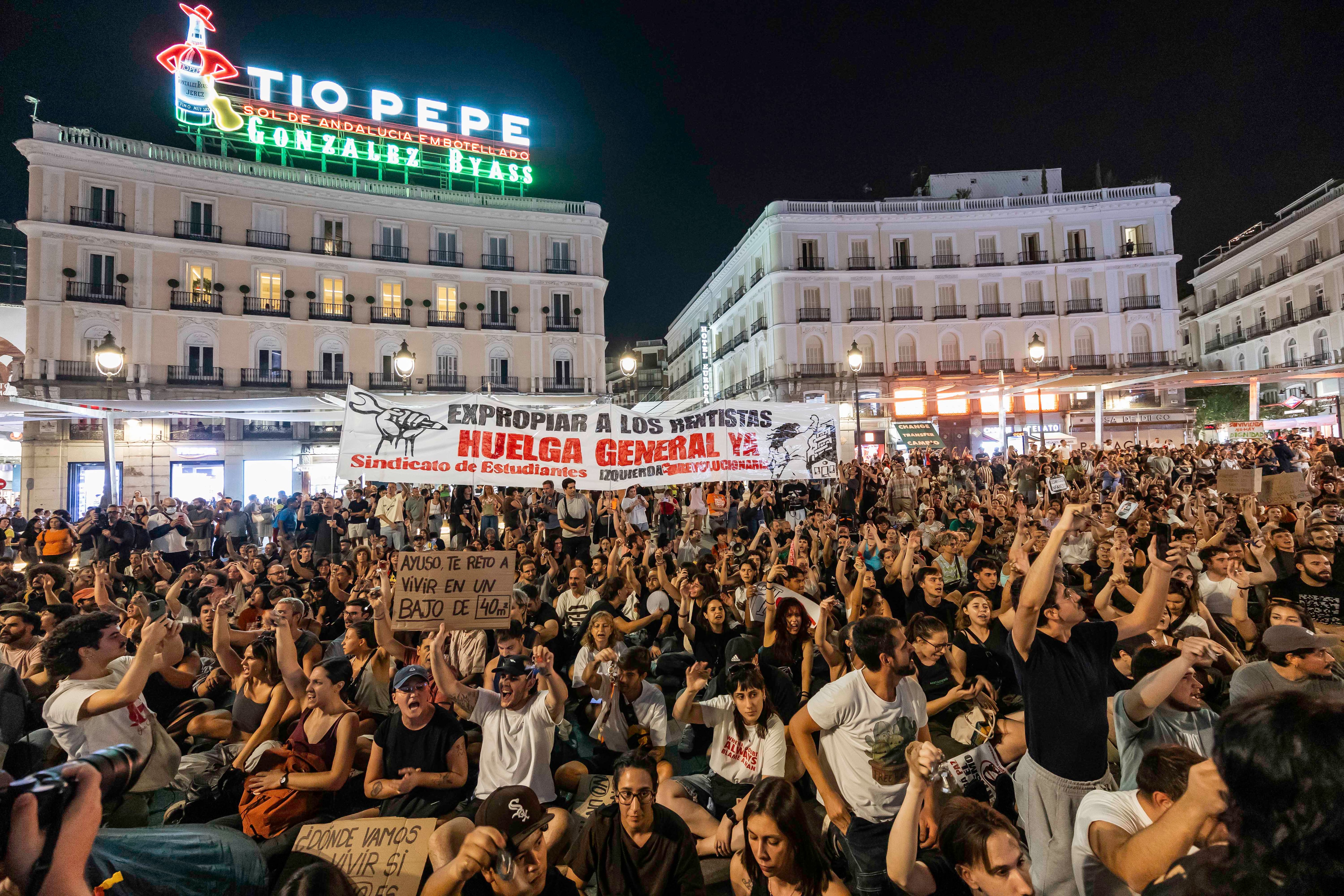 Manifestación contra los desahucios, en directo | Los manifestantes por la crisis de la vivienda acampan en Sol y animan a la gente a que se una