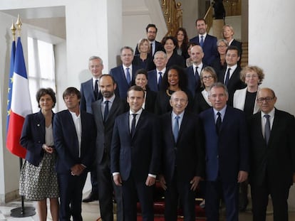 El presidente franc&eacute;s, Emmanuel Macron, posa junto a su primer ministro y el nuevo gabinete de Gobierno de Francia