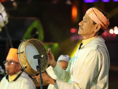 Músico amazigh tocando un instrumento de percusión tradicional en el Festival Timitar, al sur de Marruecos, el pasado julio.