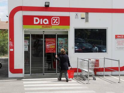 Una clienta entra en un supermercado Dia en Madrid.