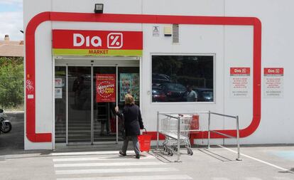 Una clienta entra en un supermercado Dia en Madrid.