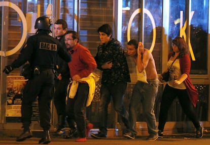 Evacuación por parte de las fuerzas especiales francesas tras la toma de rehenes en la sala de fiestas Bataclan, en la que han muerto un centenar de personas tras el asalto de varios atacantes.