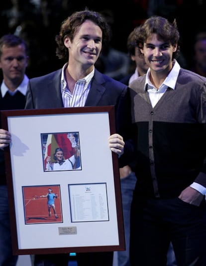 Carlos Moyà y Rafa Nadal, ayer en Londres durante el homenaje al primero en la Copa de Maestros.