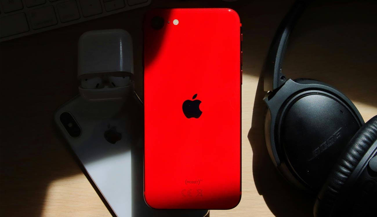 Teléfono iPhone SE 4 de color rojo