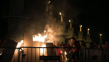 La foguera de Sant Joan al parc de l&#039;Espanya Industrial de Barcelona. 