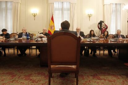 Miembros del Poder Judicial entrevistan a un candidato a presidente del Tribunal Superior Vasco.